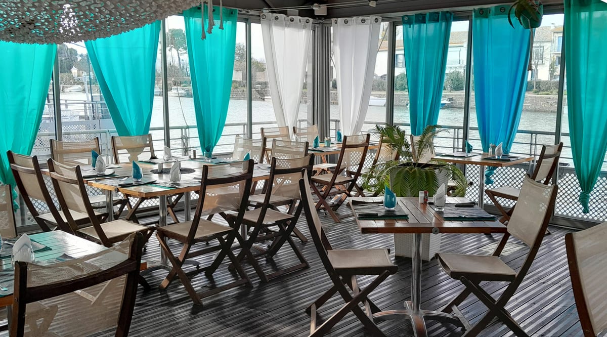 Salle du restaurant La Marina, vue sur l'Hérault à Agde